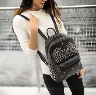 Дамска кожена раница – мека кожа с елегантни капси