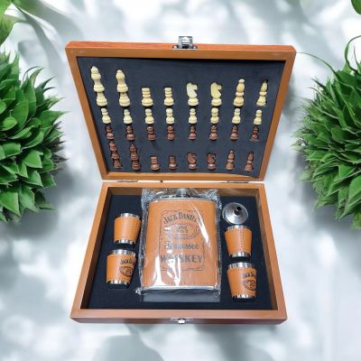 Подаръчен комплект шах с флакон за алкохол и чашки Jack Daniels